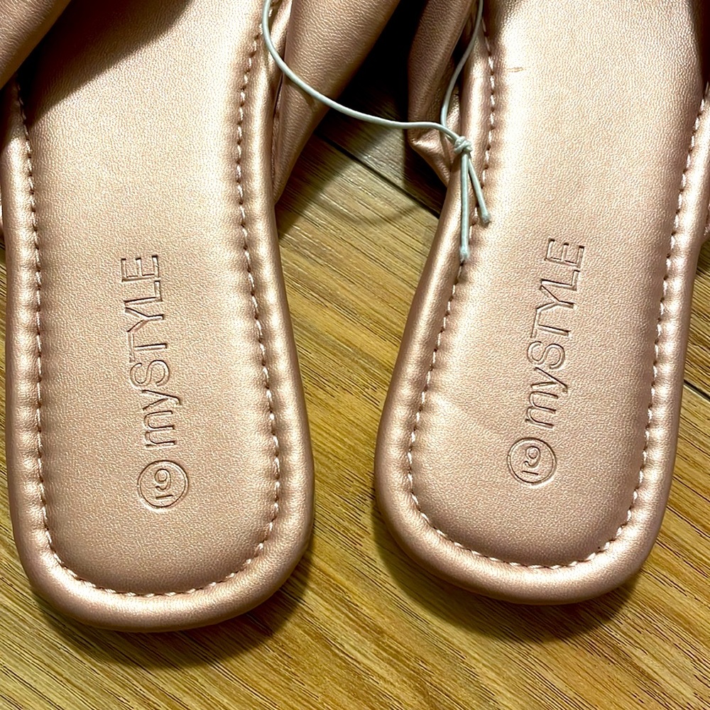 NWT slip on sandals - Picture 3 of 4